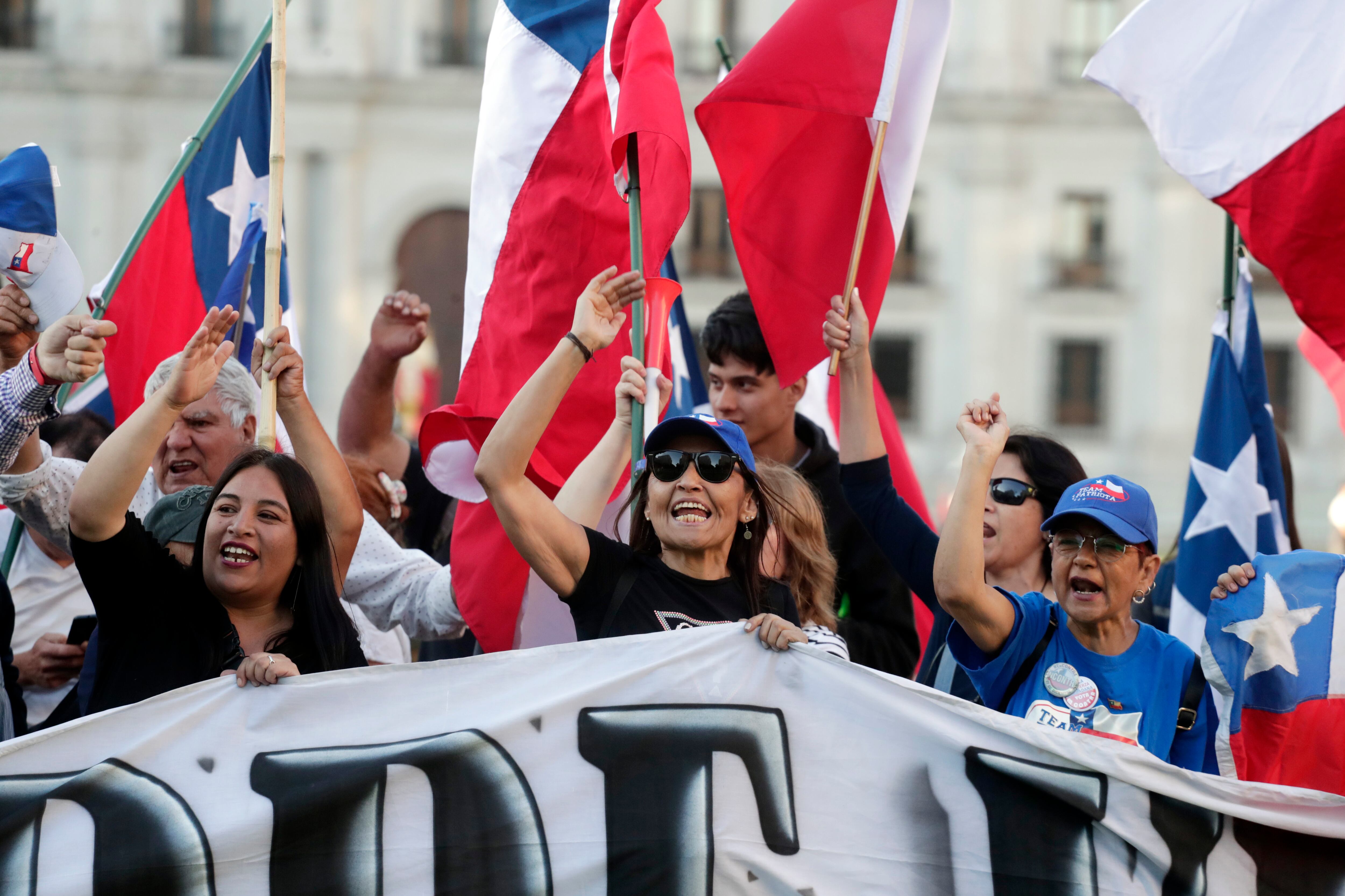 Chilenos celebrando decisión de no aprobar Constitución conservadora  | Foto: EFE