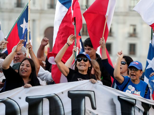 Chilenos celebrando decisión de no aprobar Constitución conservadora | Foto: EFE