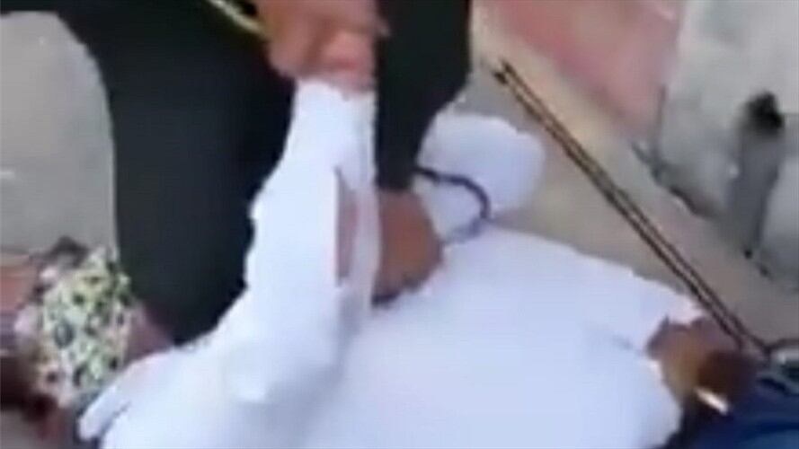 El uniformado intercambia golpes contra un adulto mayor. . Foto: Suministrada