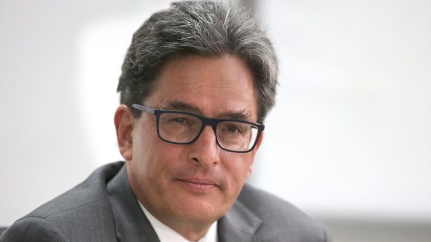 El ministro de Hacienda, Alberto Carrasquilla, confirmó que se planea apoyar con un subsidio el pago de la nómina de los trabajadores. Foto: Colprensa