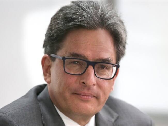 El ministro de Hacienda, Alberto Carrasquilla, confirmó que se planea apoyar con un subsidio el pago de la nómina de los trabajadores. Foto: Colprensa