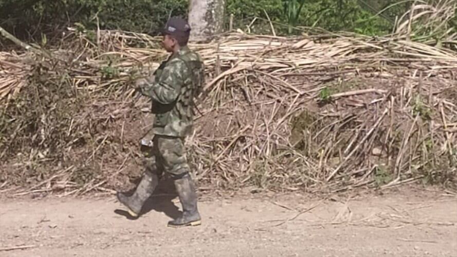 Las comunidades advirtieron la presencia de unos 30 sujetos que portaban fusiles y vestían prendas de uso privativo de las Fuerzas Militares. Foto: Cortesía Sucesos Cauca