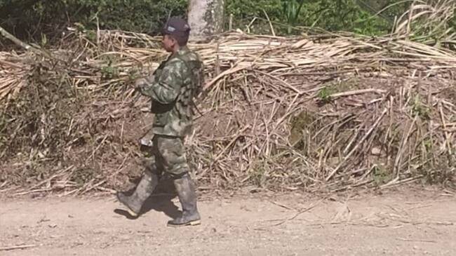 Las comunidades advirtieron la presencia de unos 30 sujetos que portaban fusiles y vestían prendas de uso privativo de las Fuerzas Militares. Foto: Cortesía Sucesos Cauca
