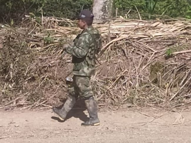 Las comunidades advirtieron la presencia de unos 30 sujetos que portaban fusiles y vestían prendas de uso privativo de las Fuerzas Militares. Foto: Cortesía Sucesos Cauca