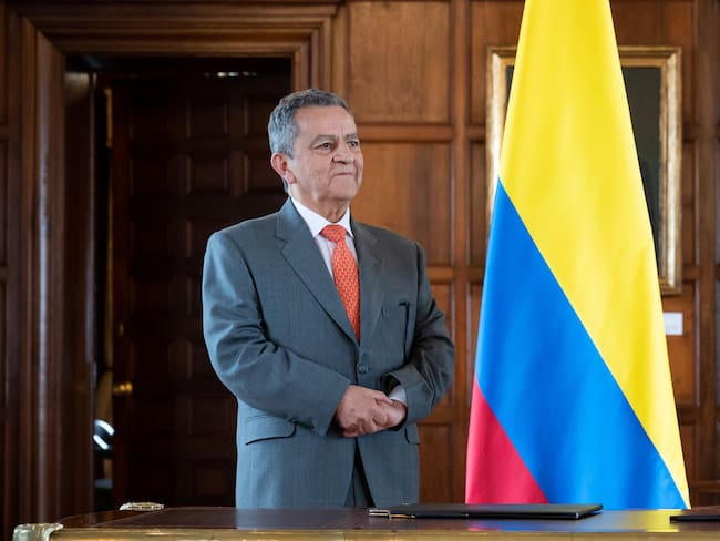 Sobre el lío de los pasaportes habla el secretario general de la Cancillería