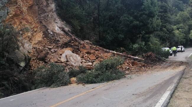 Cierre total de la vía Bogotá - Choachí tras un deslizamiento ocasionado por lluvias. Foto: Policía de Tránsito de Bogotá