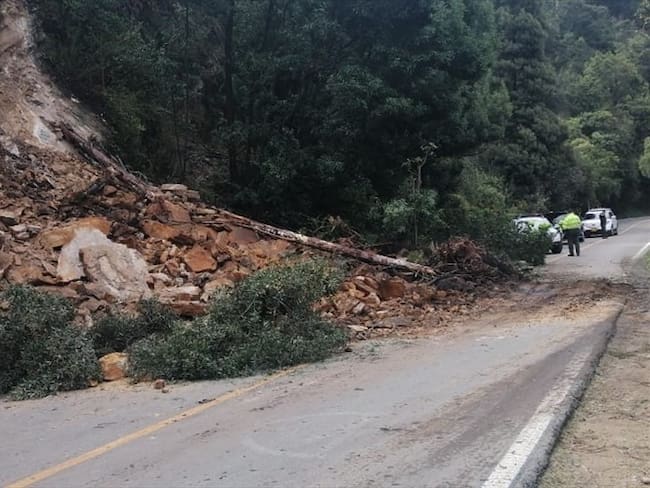 Cierre total de la vía Bogotá - Choachí tras un deslizamiento ocasionado por lluvias. Foto: Policía de Tránsito de Bogotá