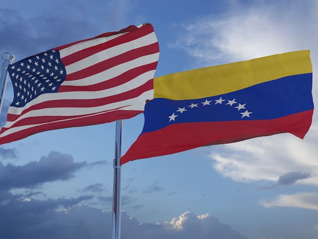 Imagen de referencia de banderas de Estados Unidos y Venezuela. Foto: Getty Images.