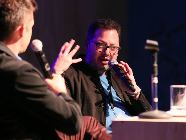 BOG103. BOGOTÁ (COLOMBIA), 27/04/2018.- Fotografía de archivo fechada el 27 de abril de 2018 que muestra al entonces director editorial de Planeta, Juan David Correa (d), durante una charla en Bogotá (Colombia). El presidente de Colombia, Gustavo Petro, nombró este miércoles a Juan David Correa como ministro de Cultura, un puesto que llevaba cinco meses vacante. "El nuevo ministro de Cultura será Juan David Correa, literato y editor de la Universidad de los Andes", informó Petro en su cuenta de Twitter sobre el nuevo alto funcionario, exeditor del Grupo Planeta que renunció tras la negación de esta editorial de publicar un libro de investigación política. EFE/MAURICIO DUEÑAS CASTAÑEDA /ARCHIVO