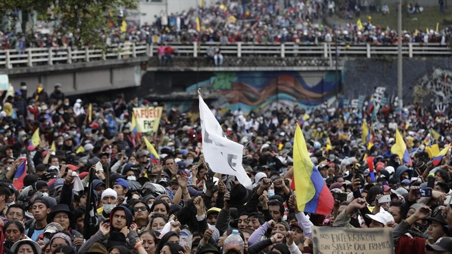 Indígenas ecuatorianos toman posesión simbólica del Parlamento . Foto: Getty Images