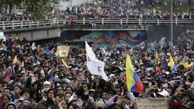 Indígenas ecuatorianos toman posesión simbólica del Parlamento . Foto: Getty Images