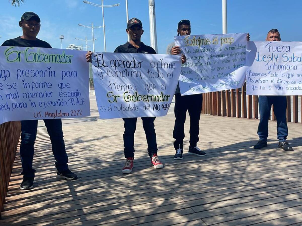 Trabajadores del PAE protestan a las afueras de la Gobernación del Magdalena