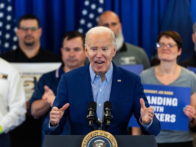 Pittsburgh (United States), 17/04/2024.- US President Joe Biden calls for tripling tariffs on Chinese steel imports while speaking at the United Steel Workers Headquarters in Pittsburgh, Pennsylvania, USA, 17 April 2024. He also repeatedly attacked his Republican rival for the presidency, Donald Trump. Biden is on the second day of a three-day swing through the swing-state of Pennsylvania, with additional stops in Scranton and Philadelphia. (Filadelfia) EFE/EPA/JIM LO SCALZO