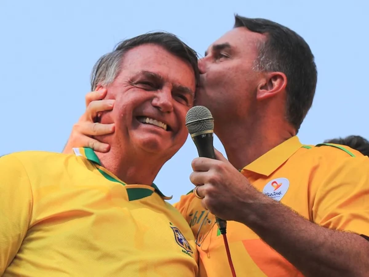 Brasil autoriza visitas de Flávio Bolsonaro a su padre en plena recta final de la campaña electoral