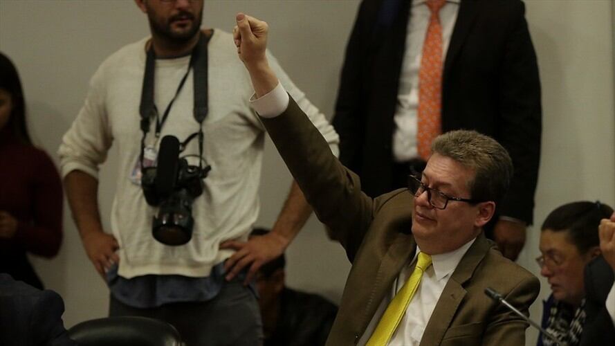 De acuerdo con voceros como Alirio Uribe, es preocupante que ocho iniciativas de ese estilo que buscan entregar un subsidio de hasta un salario mínimo. Foto: Colprensa