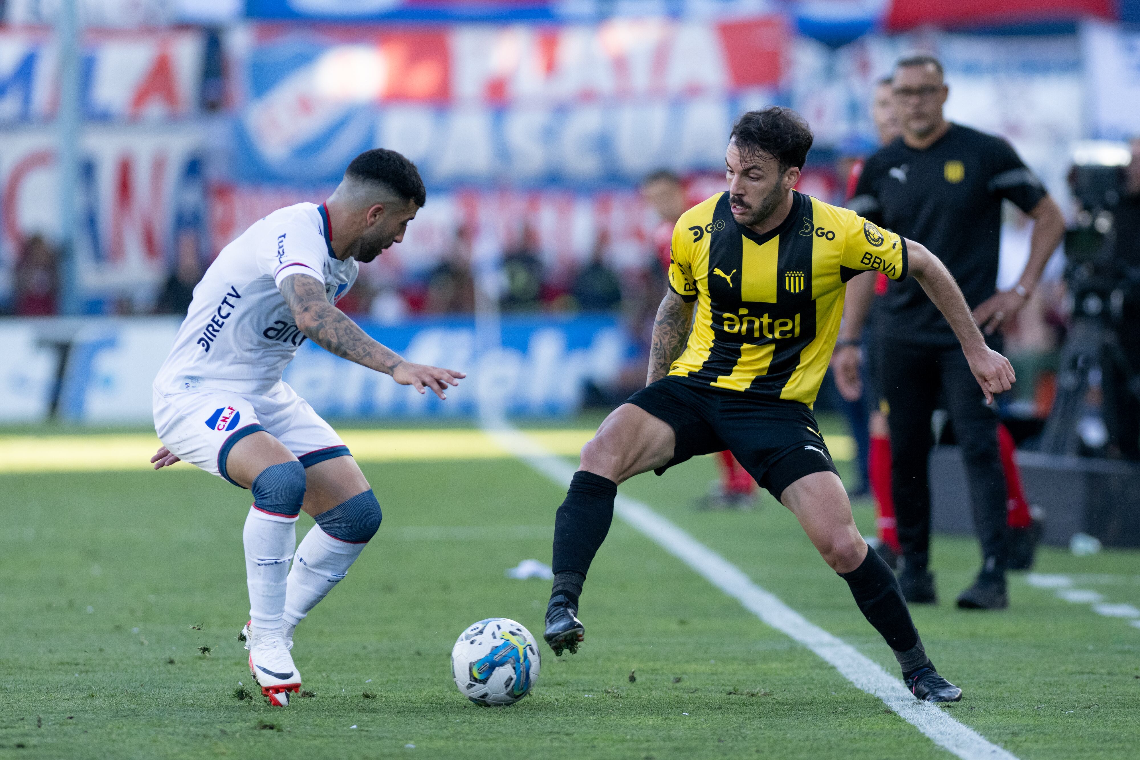 Sebastián Rodríguez (d) de Peñarol disputa el balón con Gabriel Baez (i) de Nacional, durante un partido clásico entre Nacional y Peñarol por la fecha 9 del torneo Clausura uruguayo 2023, hoy en el Estadio Gran Parque Central en Montevideo (Uruguay). EFE/ Enzo Santos