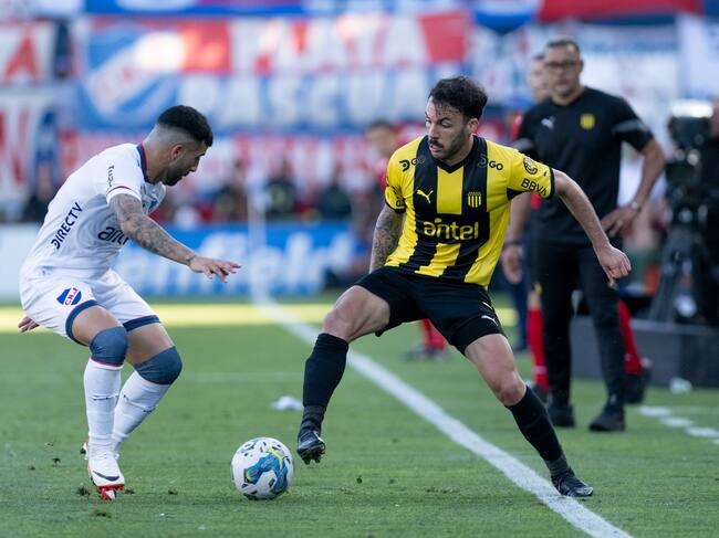 Sebastián Rodríguez (d) de Peñarol disputa el balón con Gabriel Baez (i) de Nacional, durante un partido clásico entre Nacional y Peñarol por la fecha 9 del torneo Clausura uruguayo 2023, hoy en el Estadio Gran Parque Central en Montevideo (Uruguay). EFE/ Enzo Santos