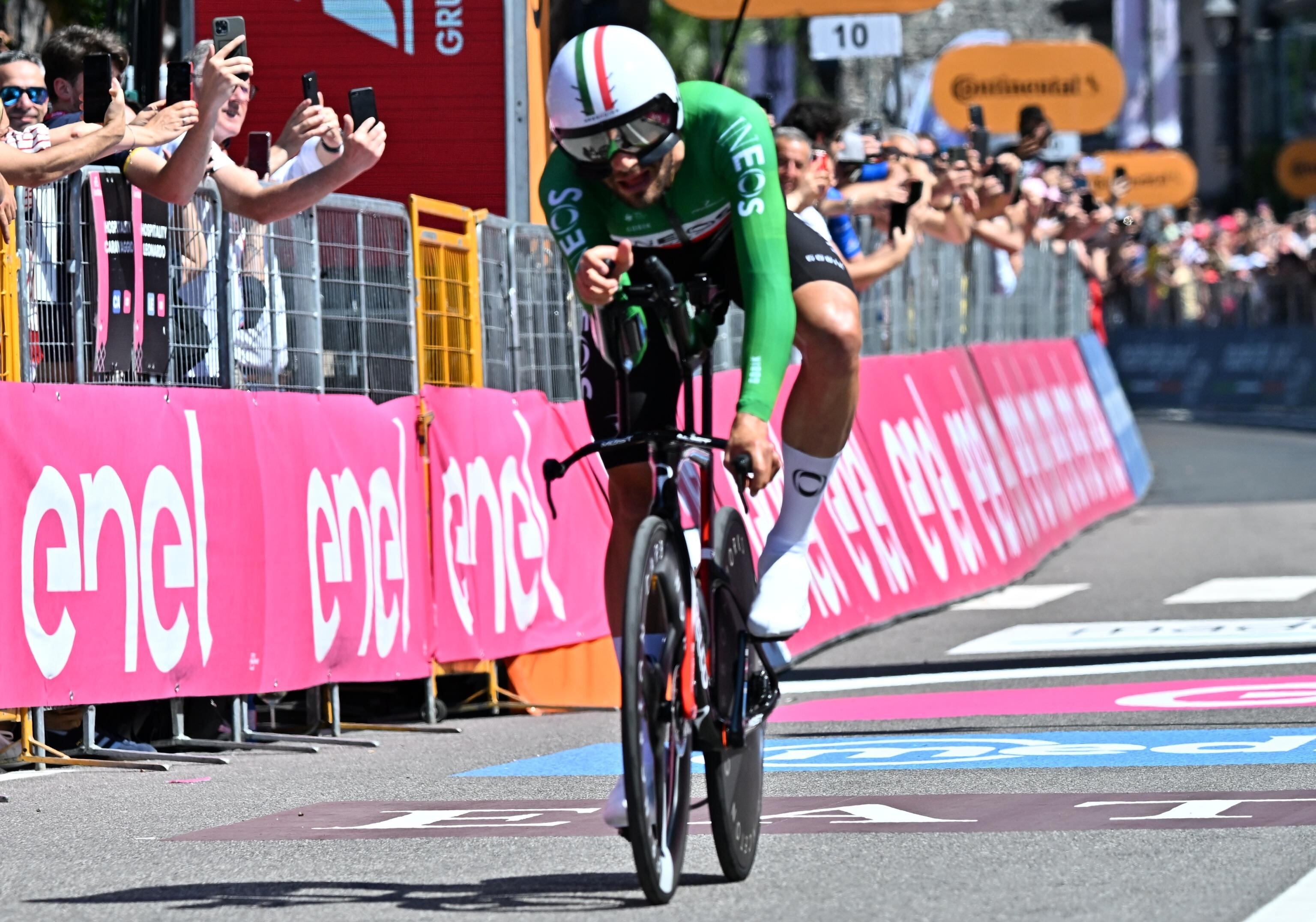 Desenzano Del Garda (Italy), 18/05/2024.- Italian rider Filippo Ganna of Ineos Grenadiers team approaches the finish line of the 14th stage of the Giro d'Italia 2024, an individual time trial (ITT) over 31.2 km from Castiglione delle Stiviere to Desenzano del Garda, Italy, 18 May 2024 (Ciclismo, Italia) EFE/EPA/LUCA ZENNARO