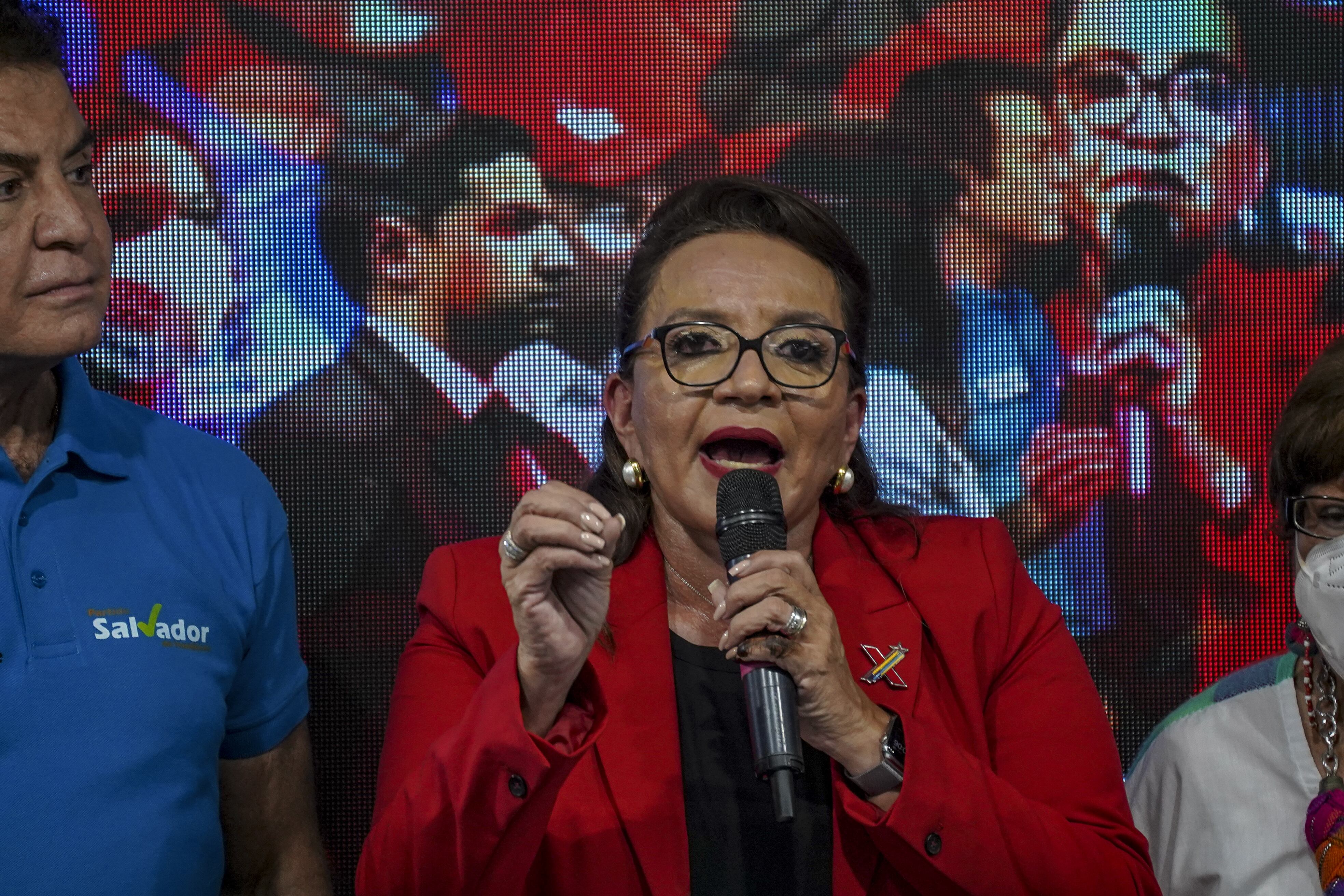 Xiomara Castro, presidenta de Honduras, durante su campaña en noviembre de 2021. (Photo by APHOTOGRAFIA/Getty Images)
