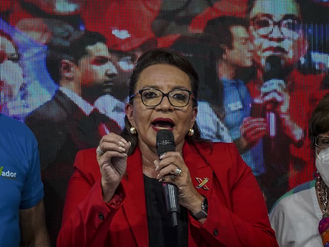 Xiomara Castro, presidenta de Honduras, durante su campaña en noviembre de 2021. (Photo by APHOTOGRAFIA/Getty Images)