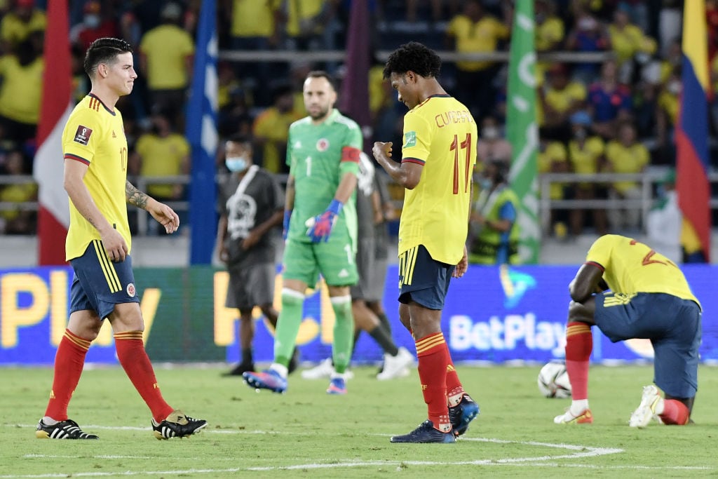 James Rodríguez y Juan Guillermo Cuadrado al término del partido contra Perú / Getty Images