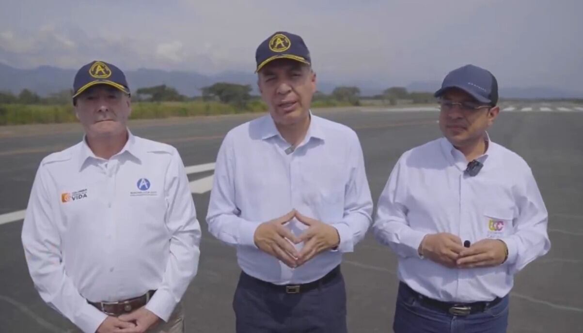 MinTransporte firma convenio por $377.000 millones para construir seis aeropuertos. Foto: Twiiter MinTransporte.