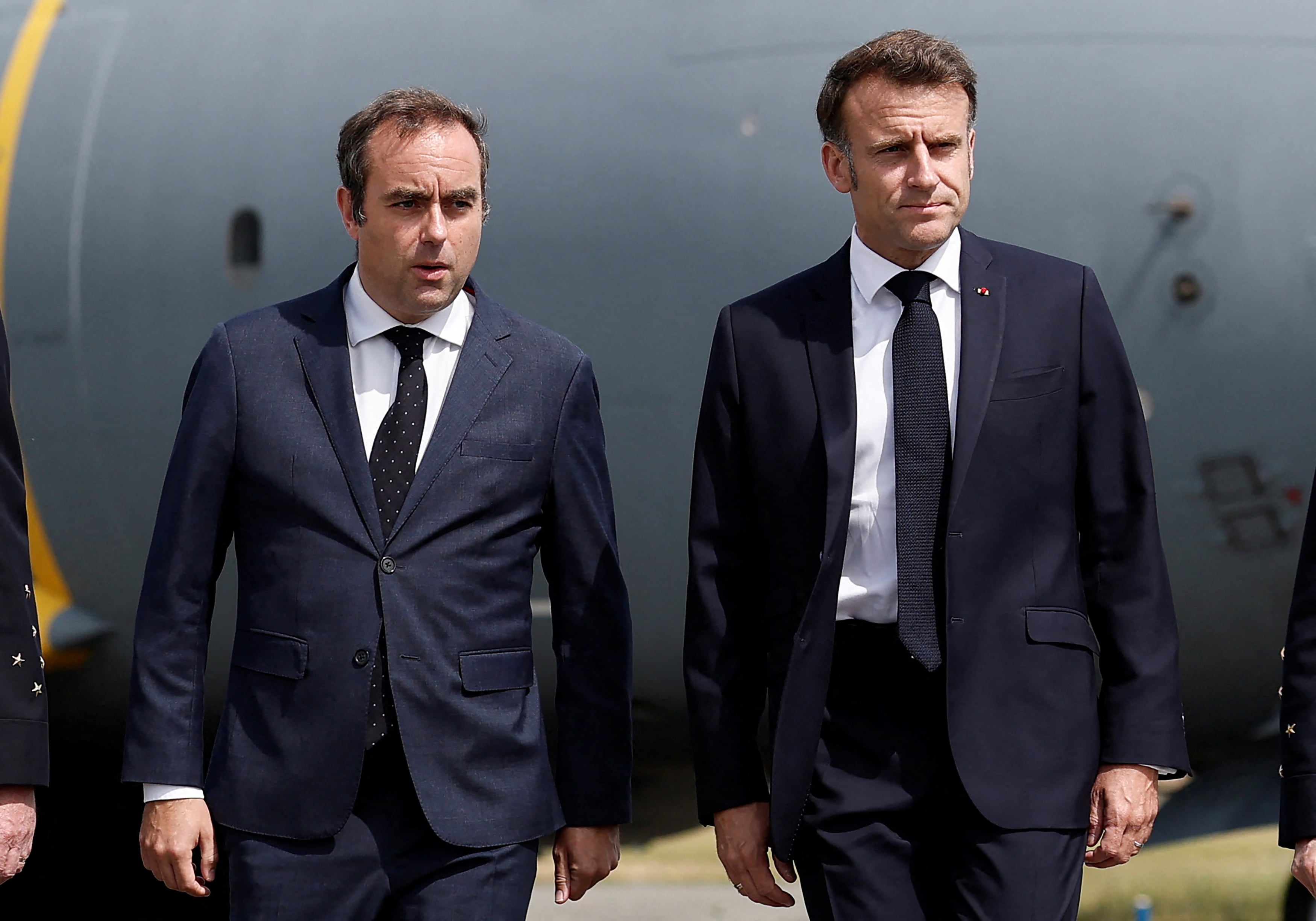 El presidente Emmanuel Macron, junto al nuevo primer ministro, Sébastien Lecornu. FOTO: BENOIT TESSIER/POOL/AFP vía Getty Images