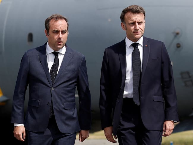 El presidente Emmanuel Macron, junto al nuevo primer ministro, Sébastien Lecornu. FOTO: BENOIT TESSIER/POOL/AFP vía Getty Images