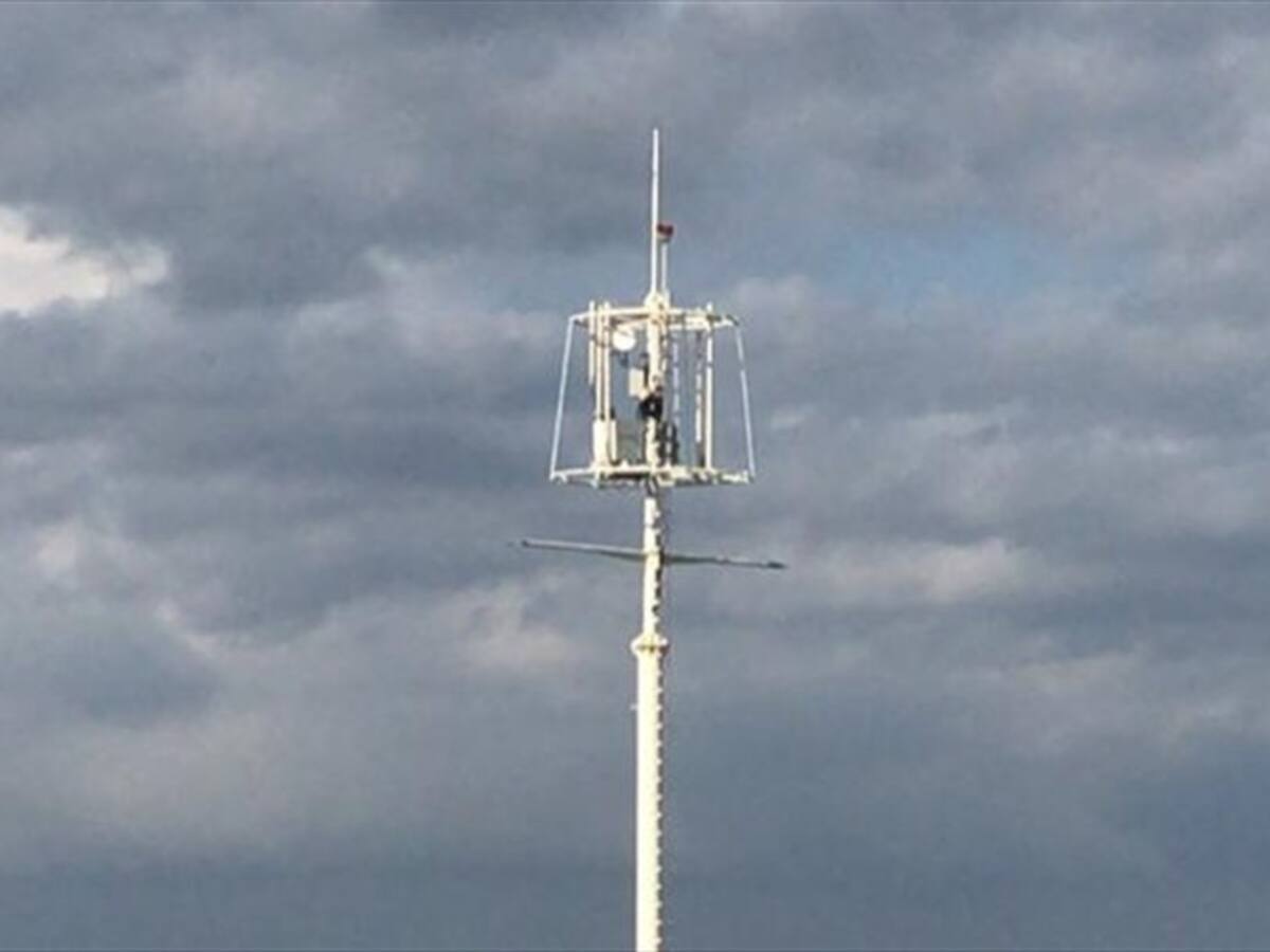 Desmontan accesorio instalado en antena ubicada cerca de las murallas de Cartagena