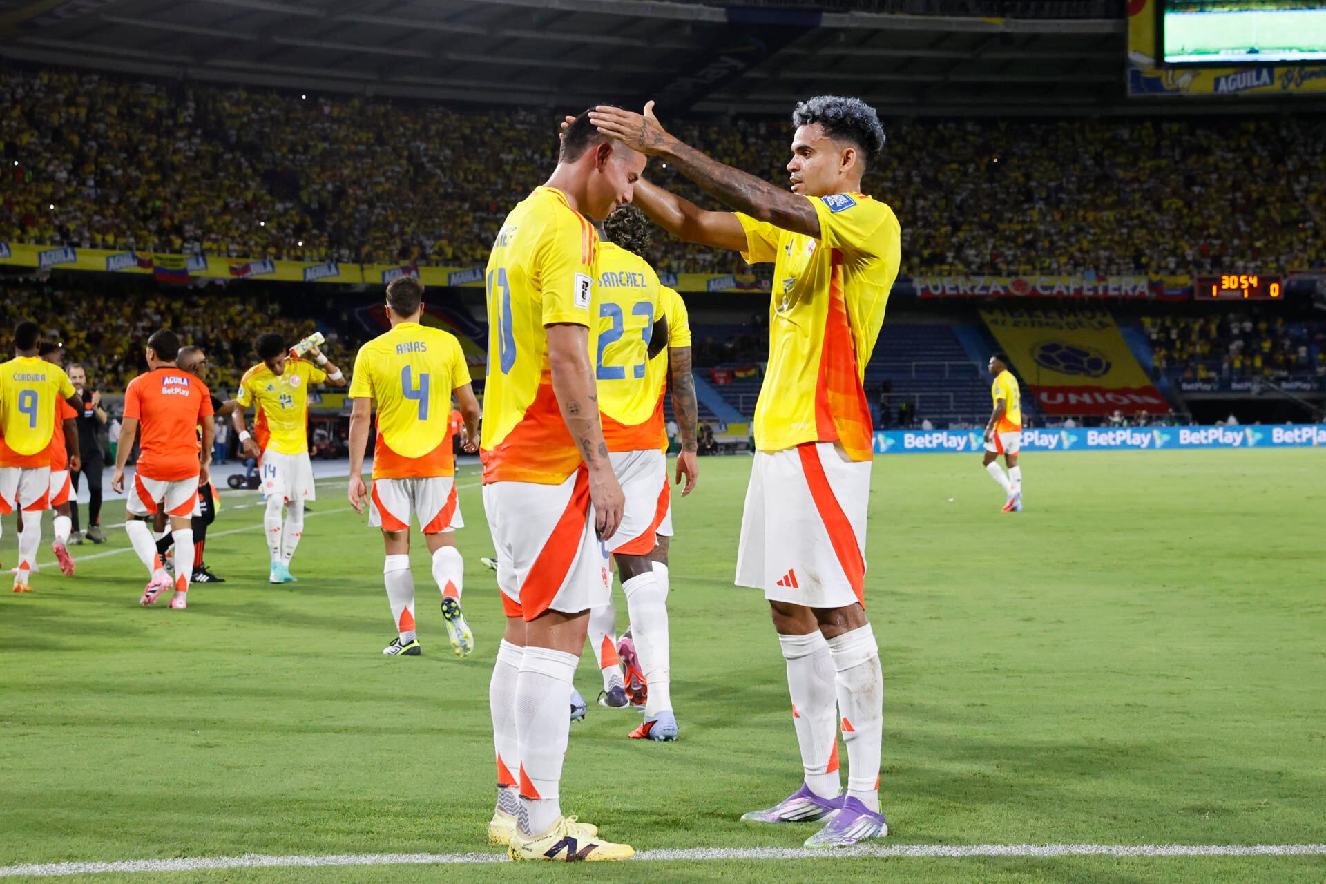 James Rodríguez y Luis Díaz celebrando gol del 10 colombiano contra Bolivia este 4 de septiembre. Foto: Getty Images.