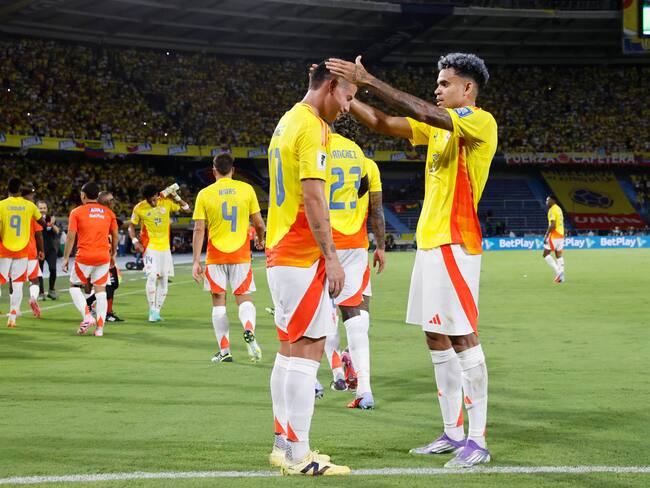 James Rodríguez y Luis Díaz celebrando gol del 10 colombiano contra Bolivia este 4 de septiembre. Foto: Getty Images.