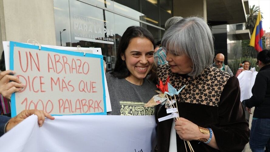 La magistrada Patricia Linares, presidenta del tribunal, indicó que "espera  que este sea el primero de muchos abrazos a la JEP.. Foto: Twitter JEP