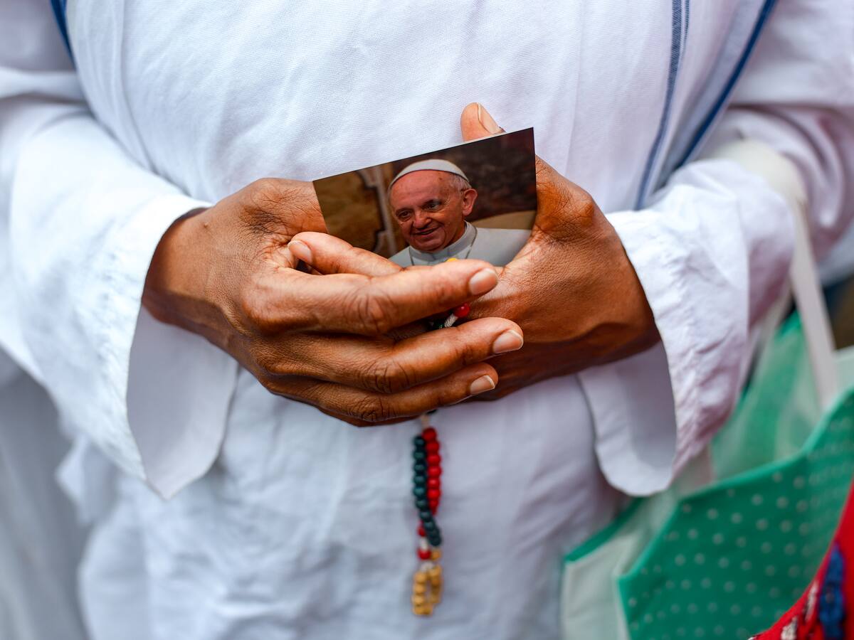 El papa mejora en su décimo cuarto día hospitalizado pero sigue necesitando oxígeno