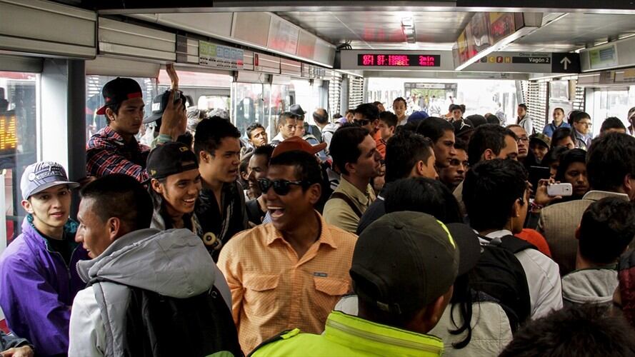 Colapso en estaciones de Transmilenio. Foto: Colprensa