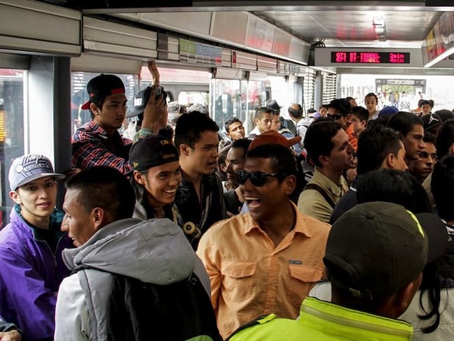 Colapso en estaciones de Transmilenio. Foto: Colprensa