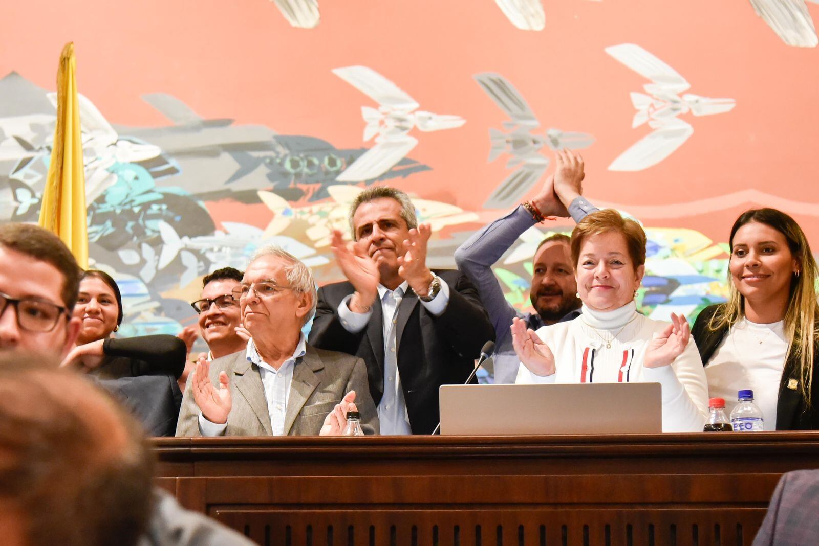 En el centro de la foto: Ricardo Bonilla, ministro de Hacienda (saco gris); Luis Fernando Velasco, ministro del Interior (de negro) y Gloria Inés Ramírez, ministra del Trabajo (de blanco). Foto: Suministrada.