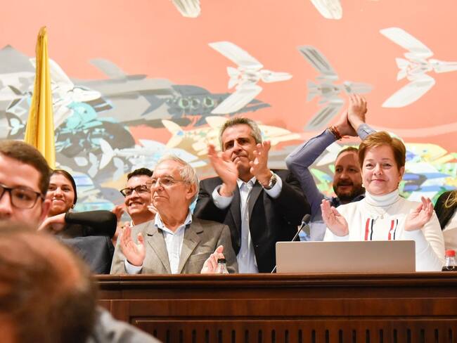 En el centro de la foto: Ricardo Bonilla, ministro de Hacienda (saco gris); Luis Fernando Velasco, ministro del Interior (de negro) y Gloria Inés Ramírez, ministra del Trabajo (de blanco). Foto: Suministrada.