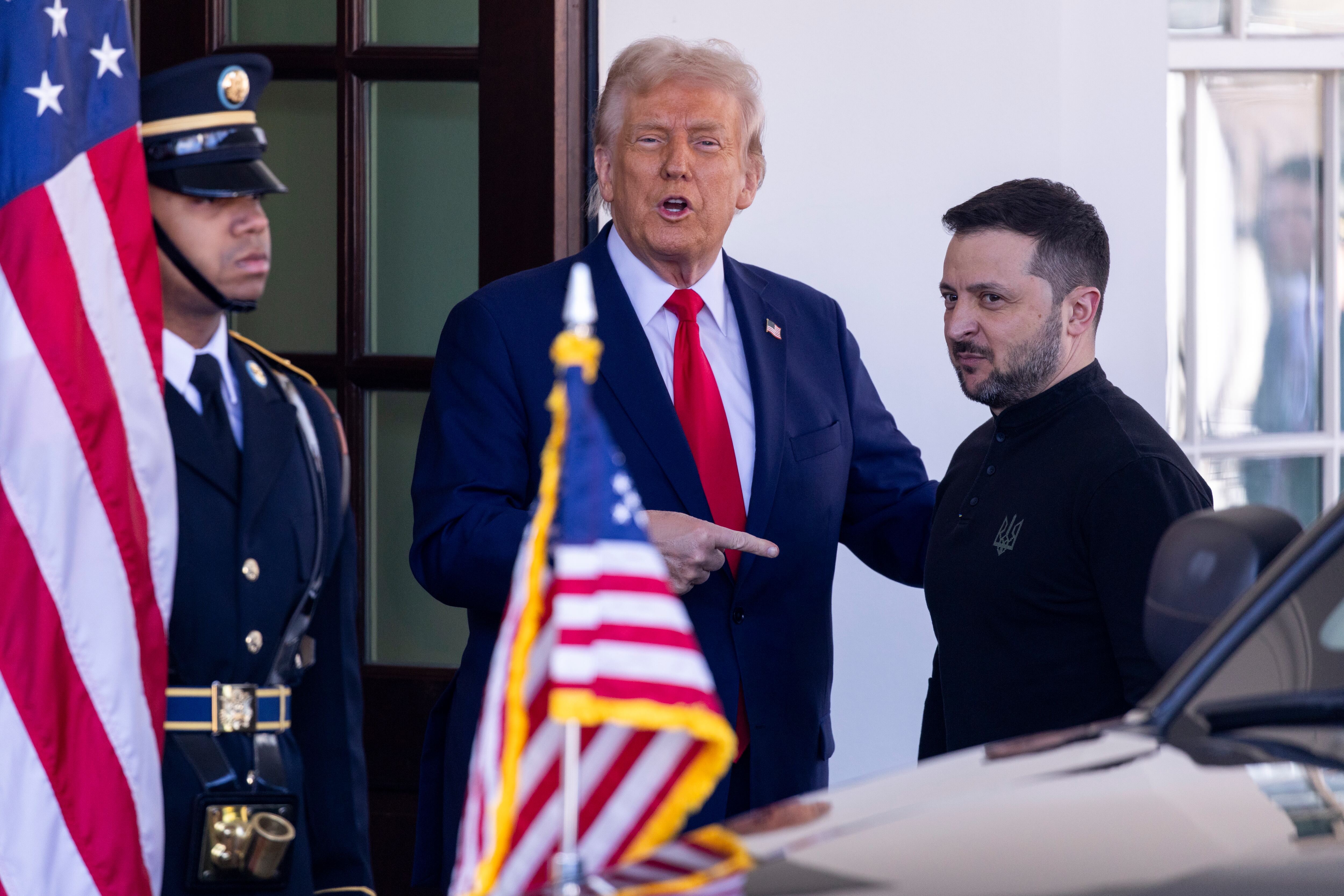 Donald Trump y Volodímir Zelenski en las afueras de la Casa Blanca en Washington. FOTO:  EFE/EPA/SHAWN THEW