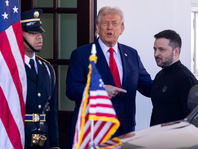 Donald Trump y Volodímir Zelenski en las afueras de la Casa Blanca en Washington. FOTO: EFE/EPA/SHAWN THEW