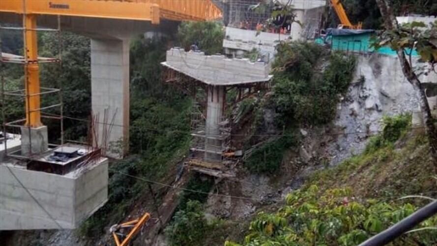 Cinco muertos en accidente en un puente en construcción de la vía Bogotá - Villavicencio. Foto: Cortesía William Valencia.