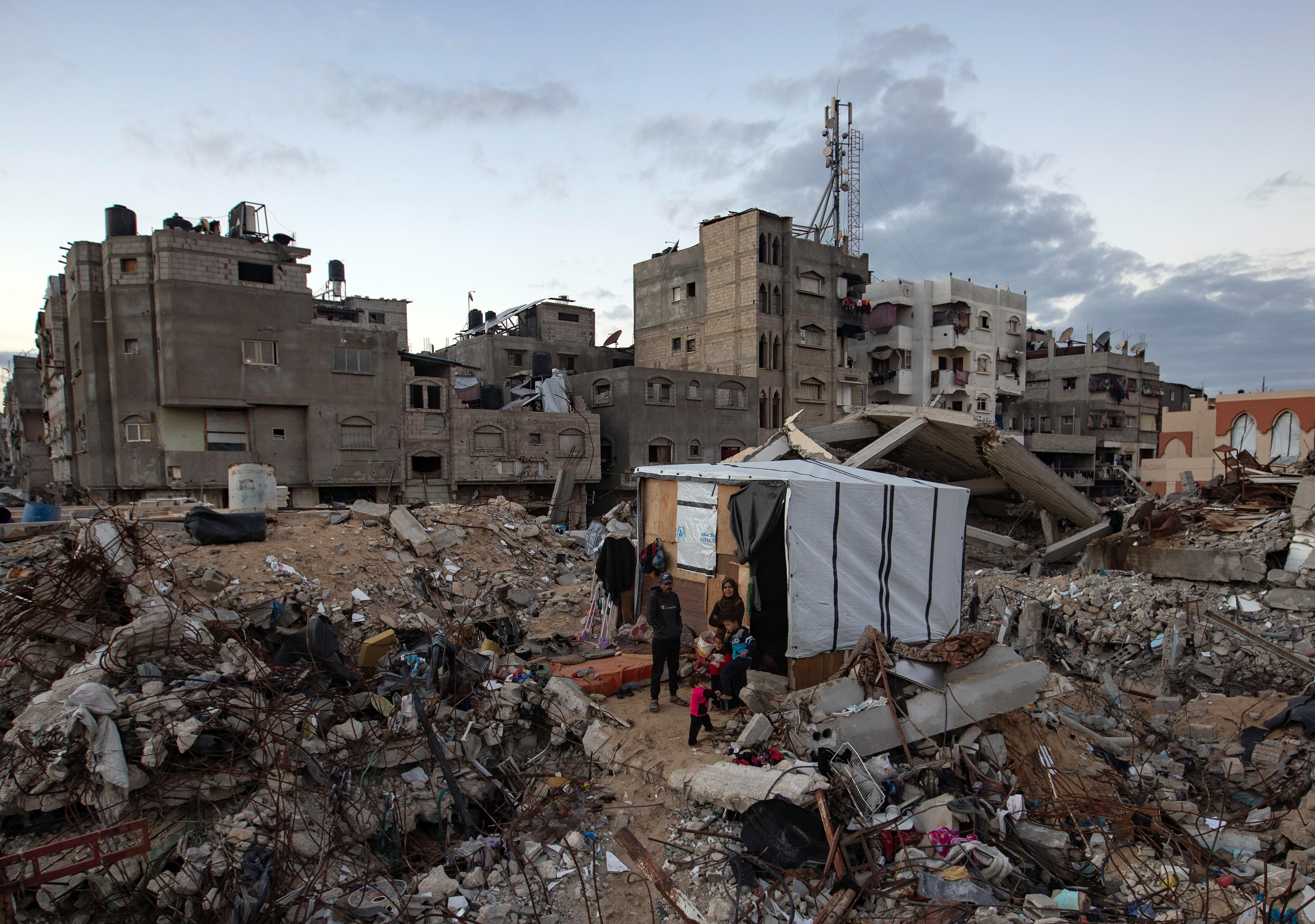 Khan Yunis (---), 28/11/2024.- Members of the family of Palestinian man Wahbi Salama sit near their tent in the Khan Yunis camp in the southern Gaza Strip. EFE/EPA/HAITHAM IMAD