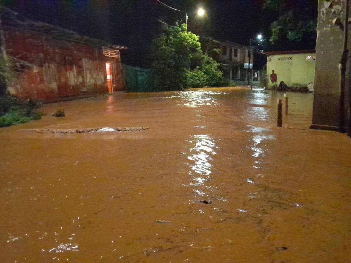 Cientos de familias están inundadas por el desbordamiento de la quebrada de Uré