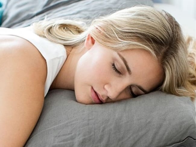 ¿Por qué el lado hacia el que dormimos influye en nuestra salud?