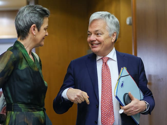 Brussels (Belgium), 27/03/2024.- EU Commission Executive Vice-President for A Europe Fit for the Digital Age and Competition Margrethe Vestager (L) and European Commissioner for Justice Didier Reynders (R) converse at the start of the European Commission&#039;s weekly college meeting in Brussels, Belgium, 27 March 2024. The EU Commission will unveil on 27 March the Higher Education Package. The proposal aims to create cross-border bachelor&#039;s, master&#039;s, and doctoral programs. (Bélgica, Bruselas) EFE/EPA/OLIVIER HOSLET