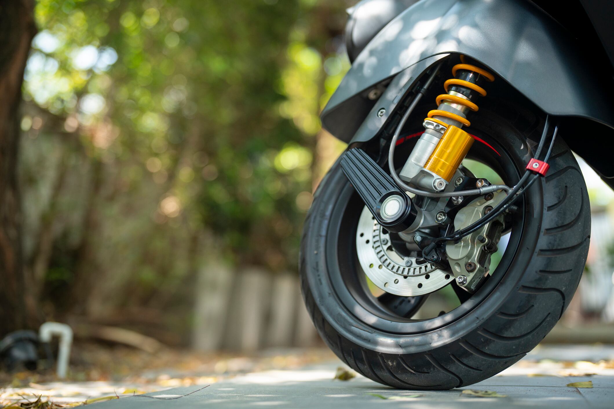 ¿Cómo saber cuándo hay que cambiar las llantas de una moto? | Getty Images