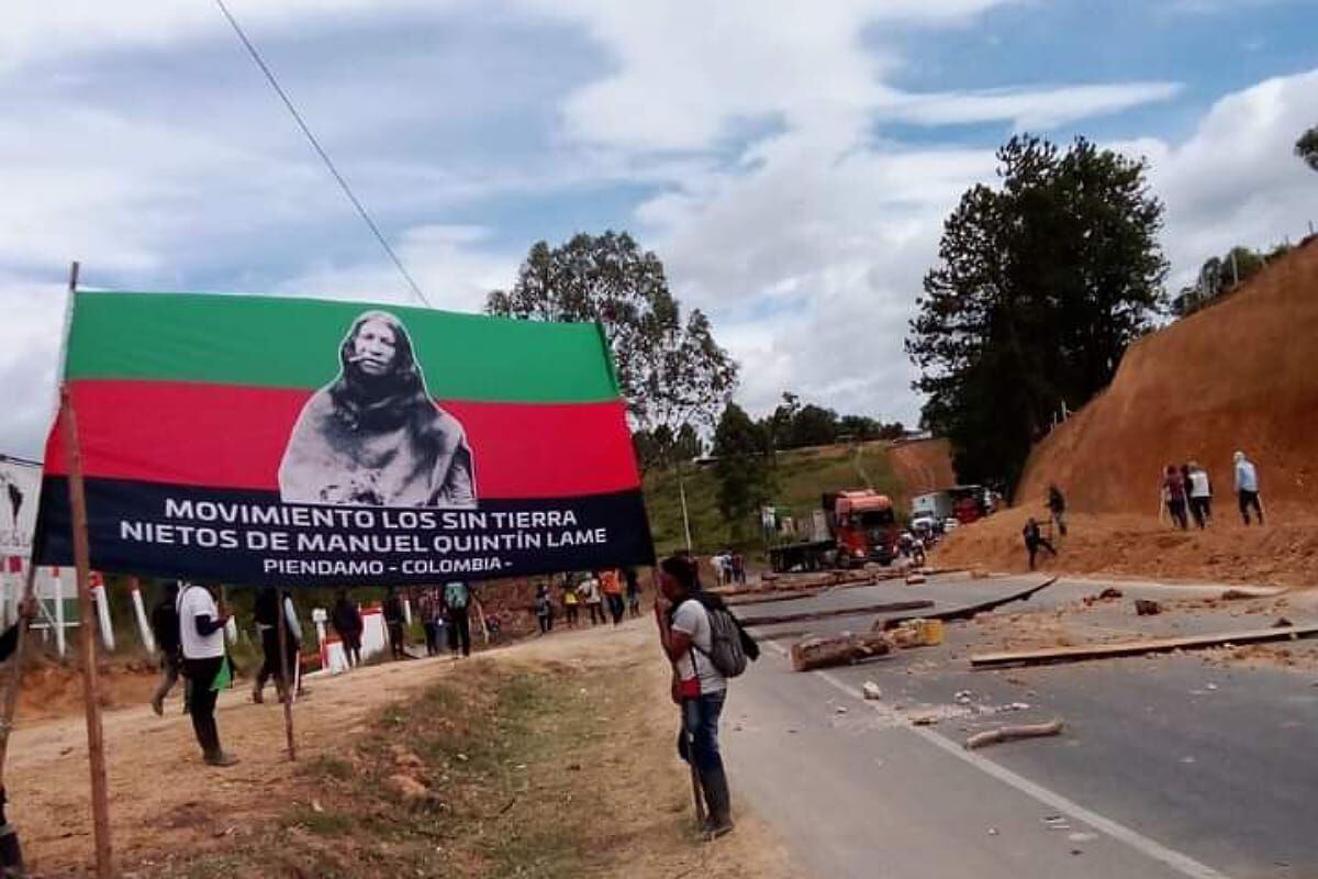 El bloqueo se registra  a la altura del kilómetro 27, sector de quebrada Grande, jurisdicción del municipio de Piendamó. Crédito: Red de Apoyo Cauca.