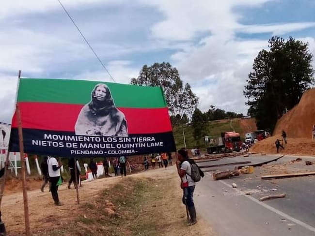 El bloqueo se registra  a la altura del kilómetro 27, sector de quebrada Grande, jurisdicción del municipio de Piendamó. Crédito: Red de Apoyo Cauca.