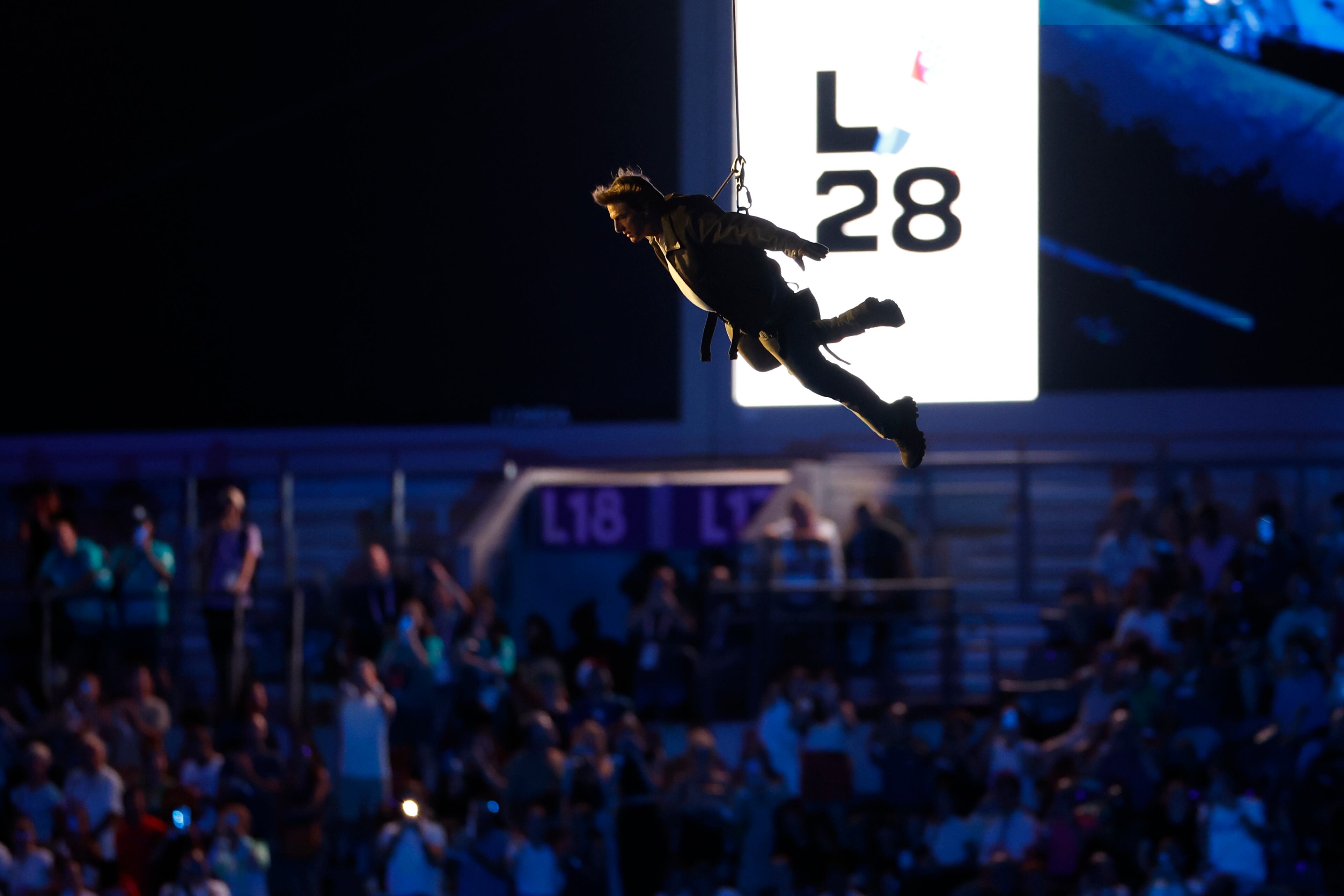El actor estadounidense Tom Cruise durante la ceremonia de clausura de los Juegos Olímpicos de París 2024 celebrada este domingo, en el Estadio de Francia en Saint-Denis (Francia).EFE/ Julio Muñoz
