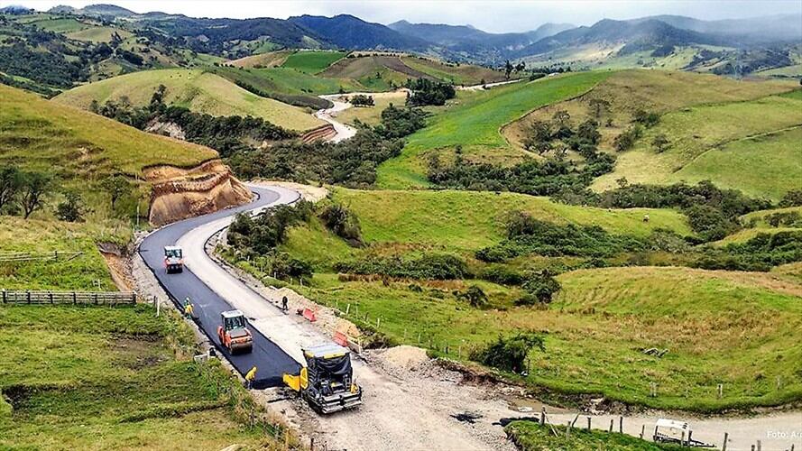 Usuarios de esta carretera denunciaron que además de los frecuentes daños deben afrontar los hechos de inseguridad . Foto: Invías
