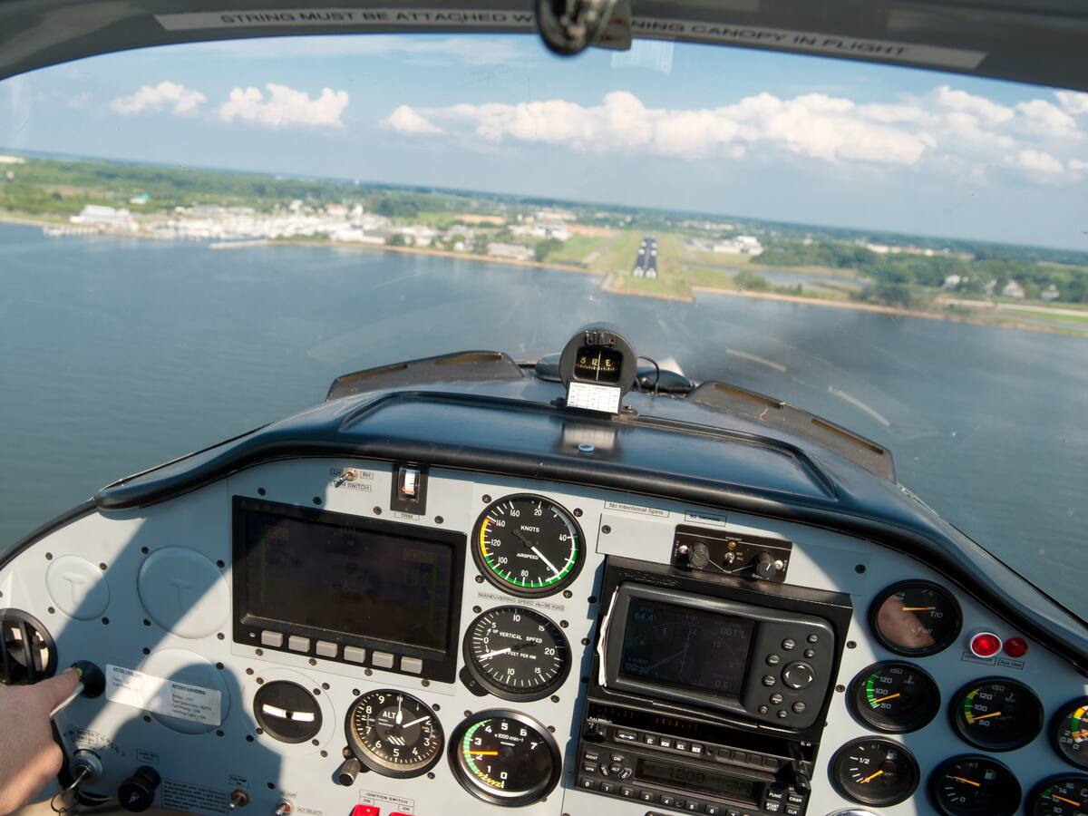 Controlador aéreo salvó la vida de un pasajero sin experiencia que intentaba aterrizar un avión